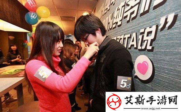 精彩互动：男生女生在一起玩怼怼游戏的乐趣与技巧