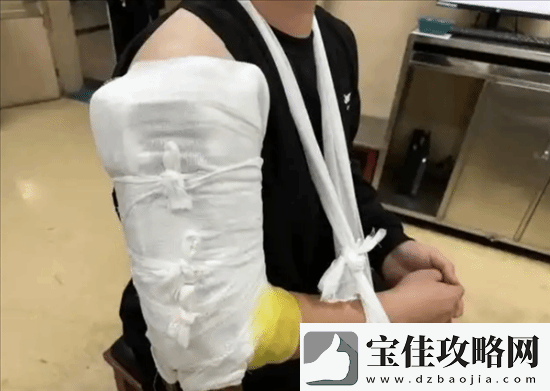俩小伙挑战与机器人“掰手腕”