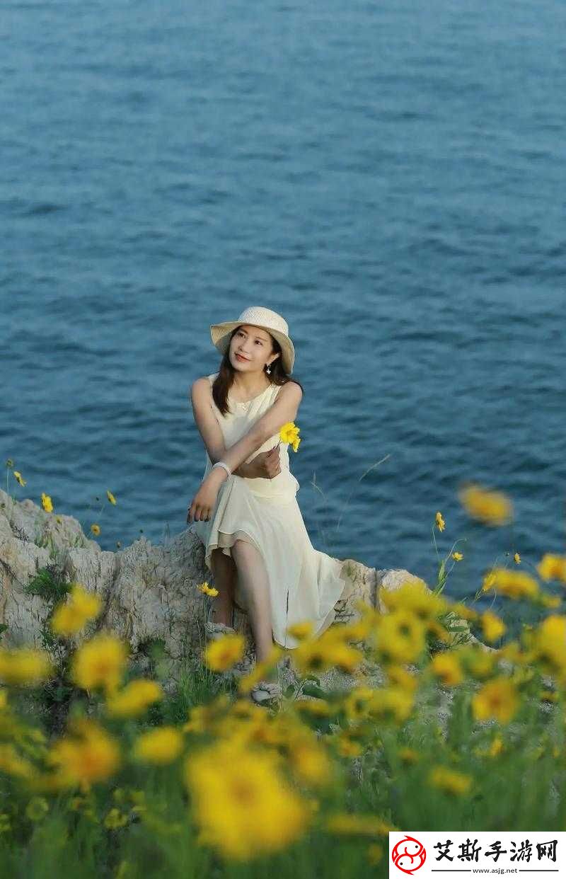 图片：美丽的风景：一位美丽的女性在海边享受大自然的美景