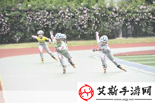 男生女生一起相差差差轮滑鞋：1.男女同心共享轮滑快乐时光