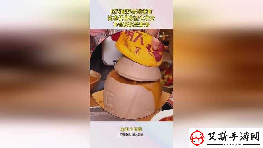 两人生猴子视频素材：爱的结晶还是意外的烦恼