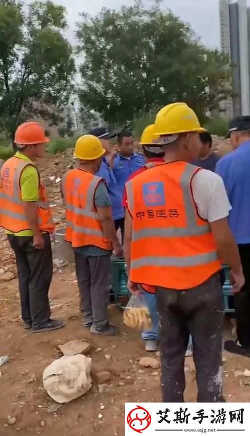 我被9个建筑工人抬到茶几上：一次意外的启示