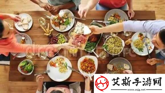 吃饭时某处紧密连接在一起视频：引人深思的场景