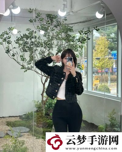 一边下奶一吃敷视频好几个人炸出圈！网友：这生活压力-谁懂谁破防！