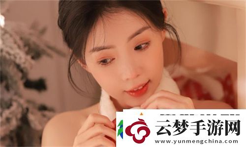 秘书刚开始拒绝后来慢慢接受上司的调情：办公室恋情悄然绽放！
