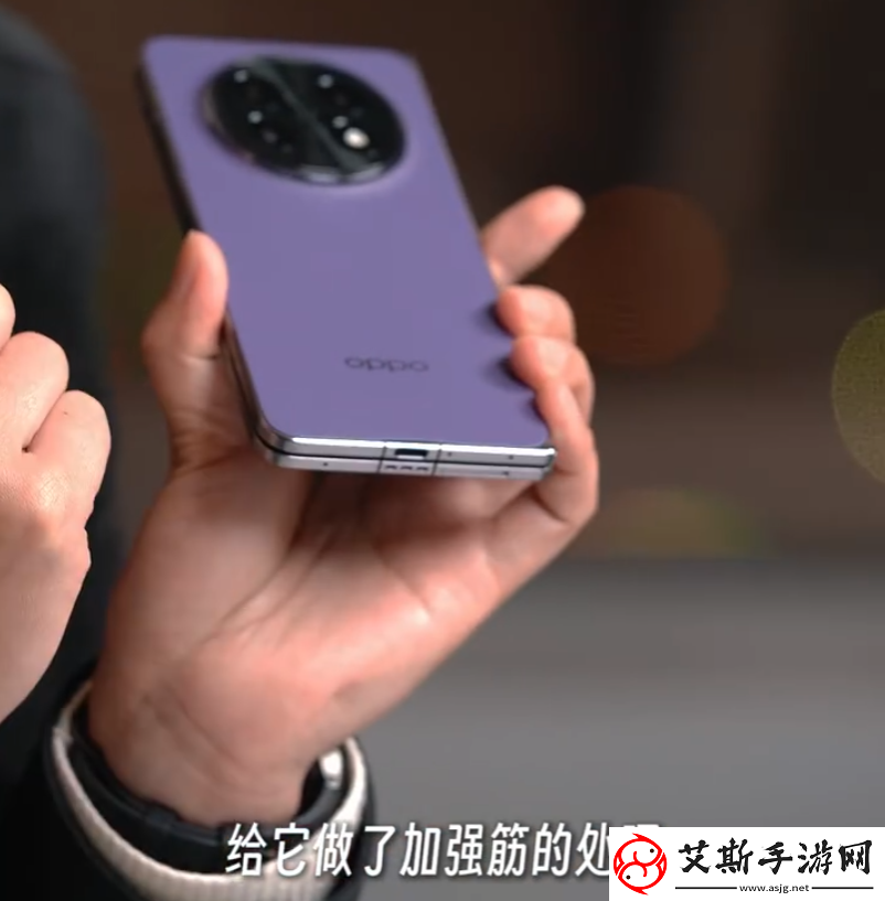 OPPO,Find,N5,折叠屏手机玉白配色后盖采用光学镀工艺，充电口进行加强筋处理
