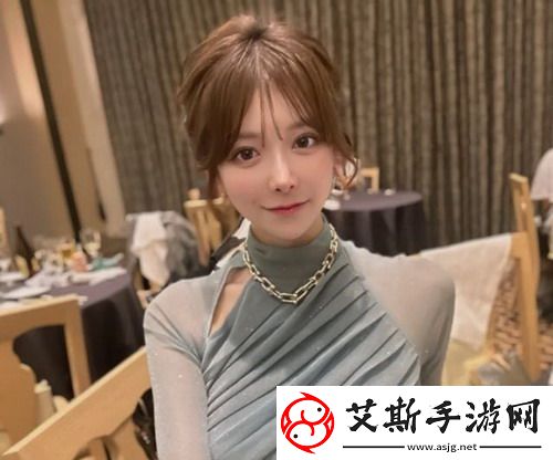 爸爸爬上女儿的肚皮嬉戏乐趣不断网友：温暖家庭时光真美好！