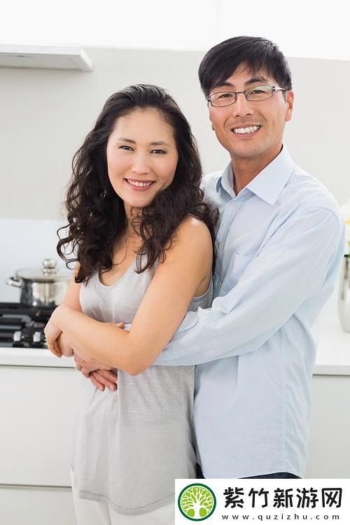 在厨房从后面抱起岳-网友：这段甜蜜瞬间真让人羡慕啊！